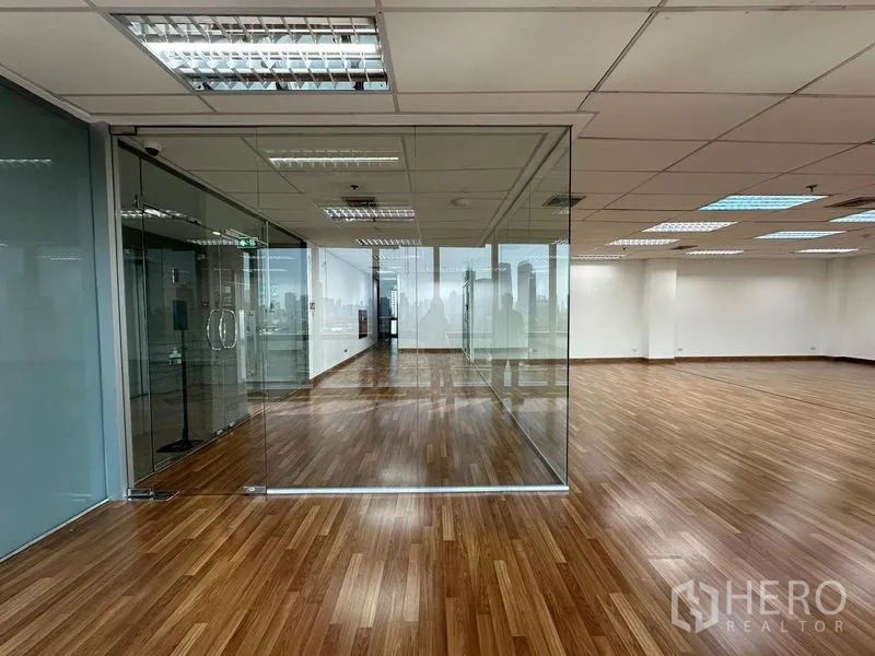 办公空间 出租在Watthana, Bangkok - 开放式办公室，木地板与玻璃墙会议室，位于素坤逸。