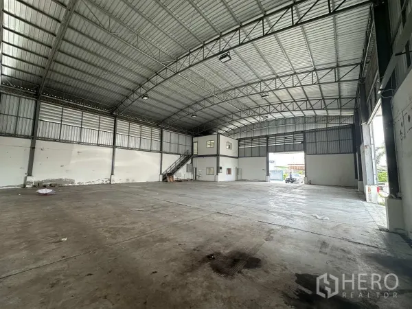 โรงงาน ให้เช่าในPathum Thani - ภายในโกดังโล่งเพดานสูง โครงหลังคาเหล็ก พื้นคอนกรีต พร้อมออฟฟิศชั้นลอย