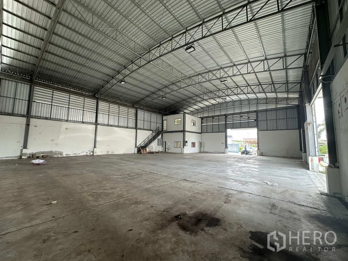 โรงงาน ให้เช่าในPathum Thani - ภายในโกดังโล่งเพดานสูง โครงหลังคาเหล็ก พื้นคอนกรีต พร้อมออฟฟิศชั้นลอย