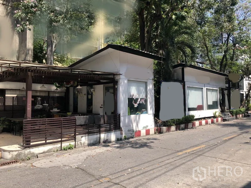零售空间 出租在Ratchathewi, Bangkok - 数间临街小型商铺连排，带有遮棚露台与大幅玻璃橱窗，位于安静小路。