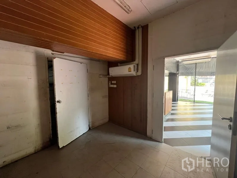 Retail Space for rent in Bang Rak, Bangkok - Back room or storage area connecting to the main sales floor.