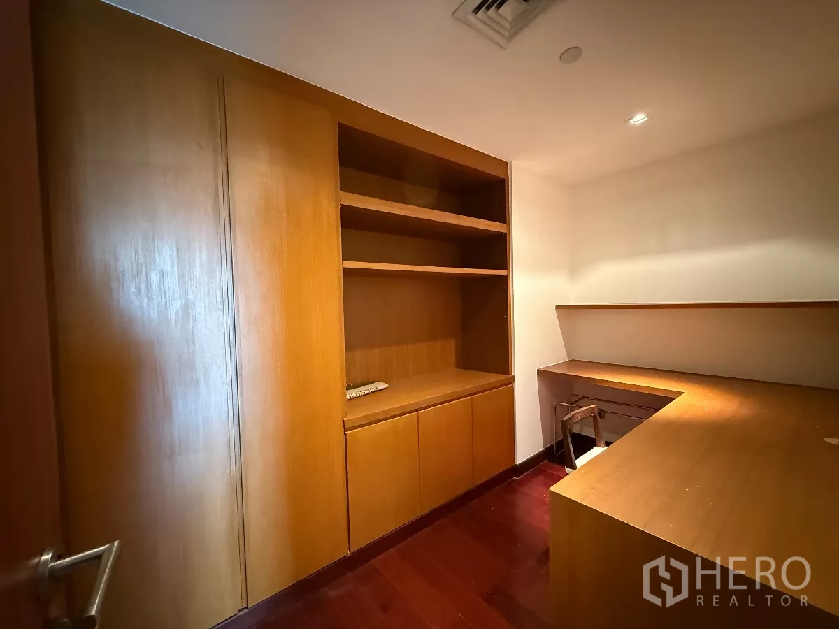 公寓 出租在Phaya Thai, Bangkok - 小型书房或步入式衣帽间，内置书架与木质书桌。