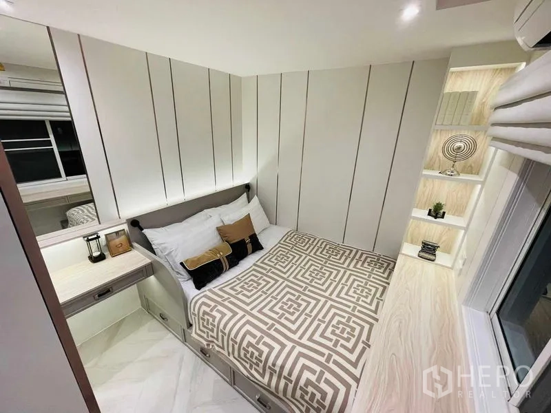 公寓 出售在Yan Nawa, Bangkok - 小卧室，窗边内置搁架与几何图案床品。