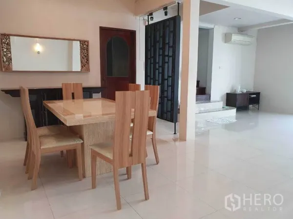 Detached House for rent in Phra Khanong, Bangkok - Open-plan dining connected to living space with glossy tiles and air conditioning.