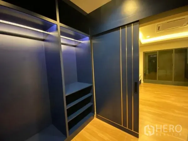 独立式住宅 出租 - 步入式衣帽间，深蓝色柜体与推拉门，木地板相连。