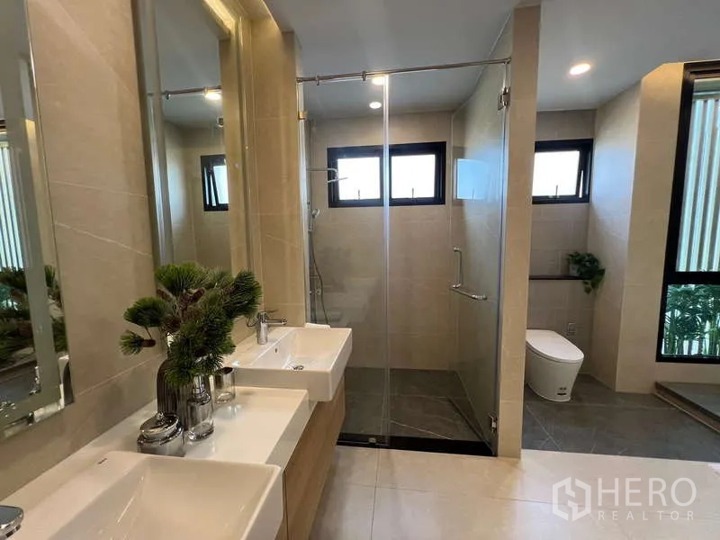 บ้าน ขายในSuan Luang, Bangkok - ห้องน้ำสมัยใหม่ อ่างล้างหน้าแฝดและส่วนอาบน้ำกระจก