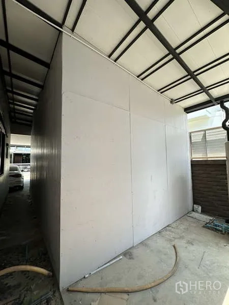 Detached House for sale in Lam Luk Ka, Pathum Thani - Enclosed storage or maid’s room structure under the carport roof.