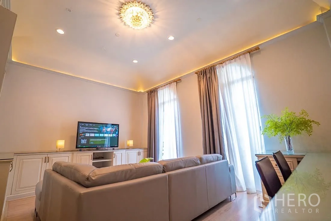 ทาวน์เฮาส์ for rent in Yan Nawa, Bangkok - ห้องนั่งเล่นเพดานสูง โคมไฟระย้า โซฟา และโต๊ะทำงานริมหน้าต่าง