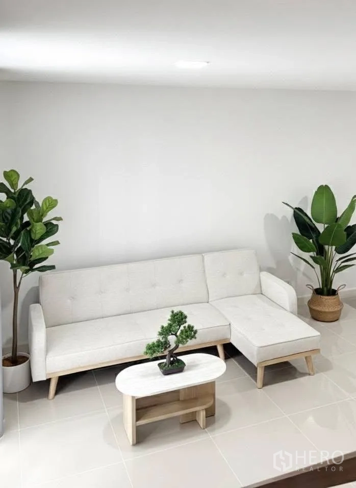 ทาวน์เฮาส์ for rent in Bang Phli, Samut Prakan - มุมพักผ่อน โซฟาเข้ามุม โต๊ะกลาง และต้นไม้กระถาง พื้นกระเบื้องเงา