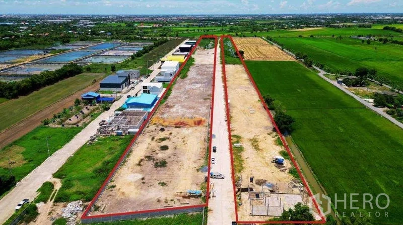 ที่ดิน ขายในBang Bua Thong, Nonthaburi - ภาพมุมสูงของแปลงที่ดินขนาดใหญ่ ล้อมเส้นสีแดง มีคลองระบายน้ำและท้องฟ้ากว้าง