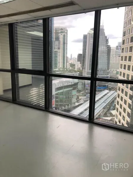 สำนักงาน ให้เช่าในWatthana, Bangkok - หน้าต่างพาโนรามาชม Terminal 21 และทางเชื่อมรถไฟฟ้าอโศก.
