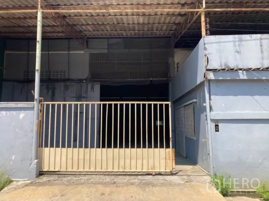 Factory for rent in Bang Sao Thong, Samut Prakan - Factory front with sliding metal gate and covered loading bay in Bang Sao Thong.