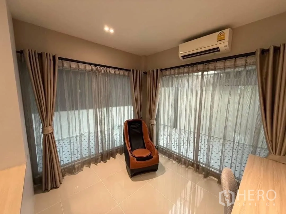 独栋房屋 for rent in Prawet, Bangkok - 转角休闲室，按摩椅与环窗窗帘