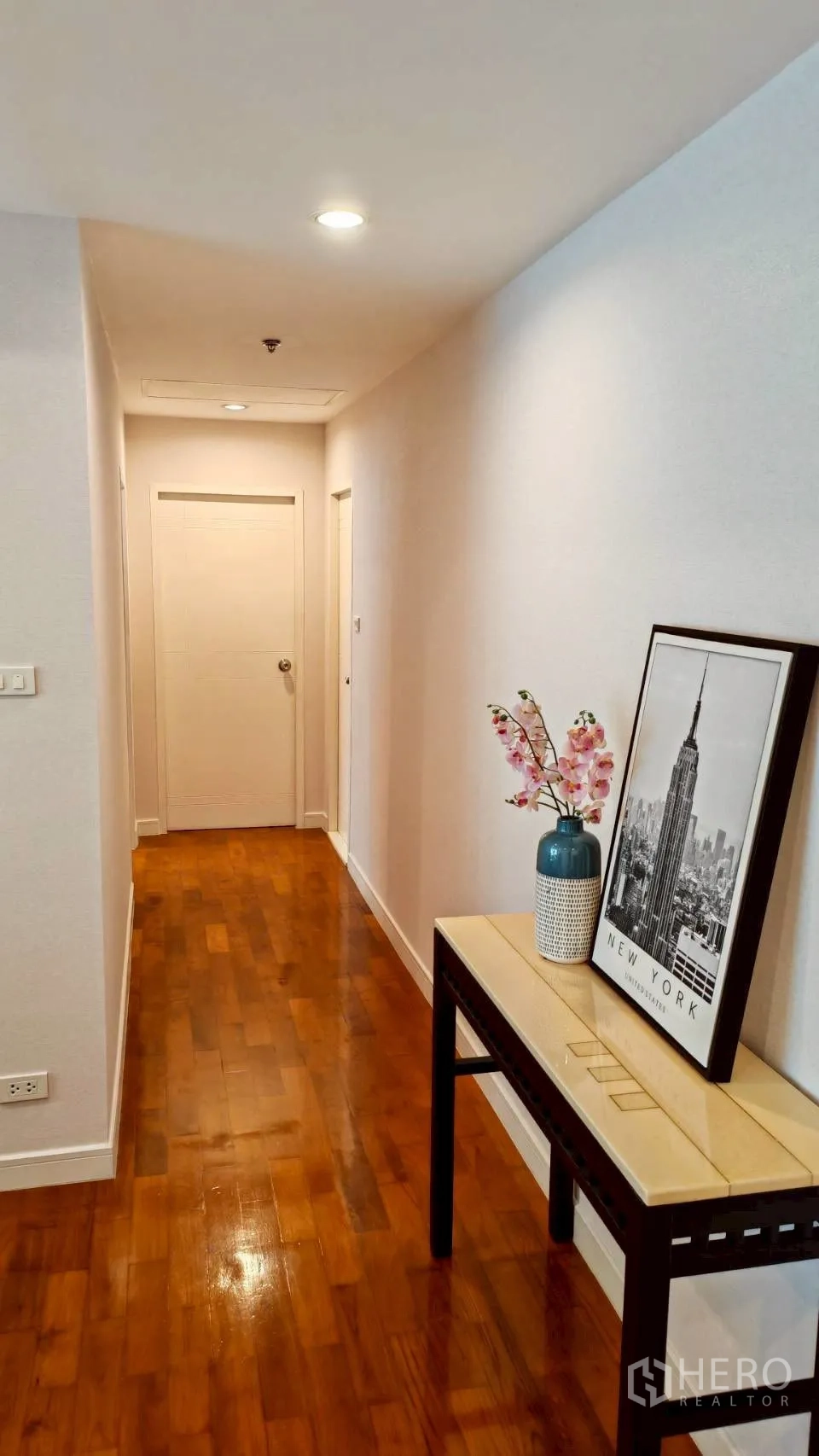 公寓 for rent in Khlong Toei, Bangkok - 木地板走廊，摆放装饰画与边几。