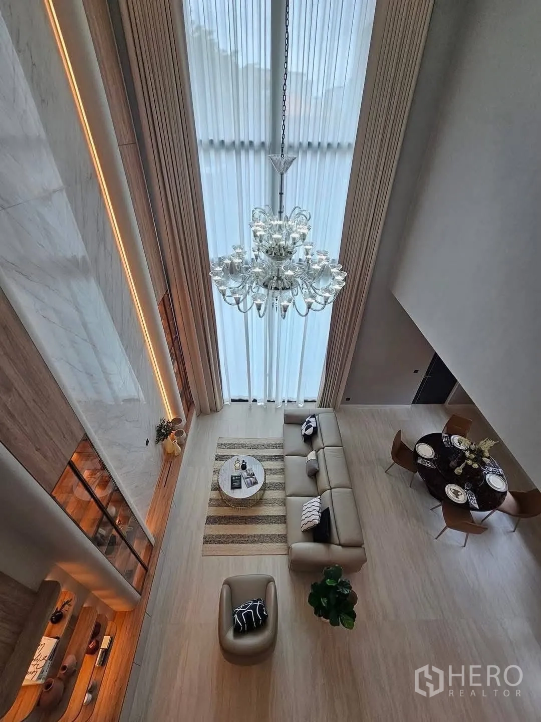บ้านเดี่ยว for rent or sale in Suan Luang, Bangkok - มุมมองจากชั้นบนเห็นโคมระย้า โซฟา และมุมทานอาหาร