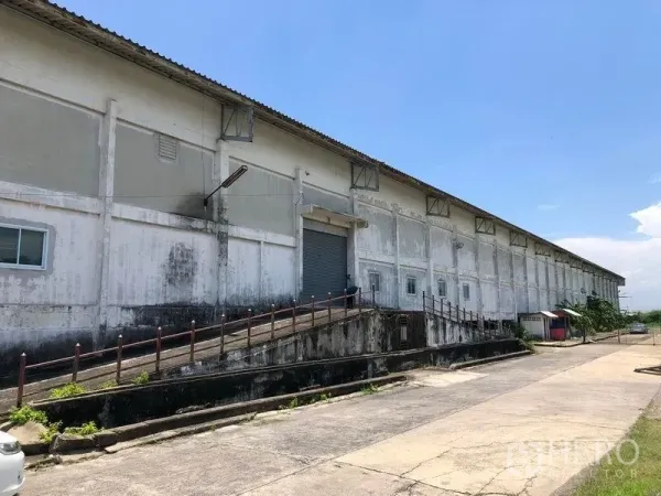 โรงงาน ให้เช่าในLat Krabang, Bangkok - อาคารโรงงานยาวพร้อมท่าขนถ่ายยกระดับและประตูม้วน ใต้ท้องฟ้าสดใส