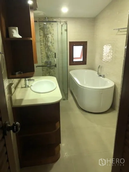 บ้าน ให้เช่าในWatthana, Bangkok - ห้องน้ำสมัยใหม่ อ่างอาบน้ำแบบตั้งพื้น ห้องอาบน้ำกระจก และเคาน์เตอร์ล้างหน้า