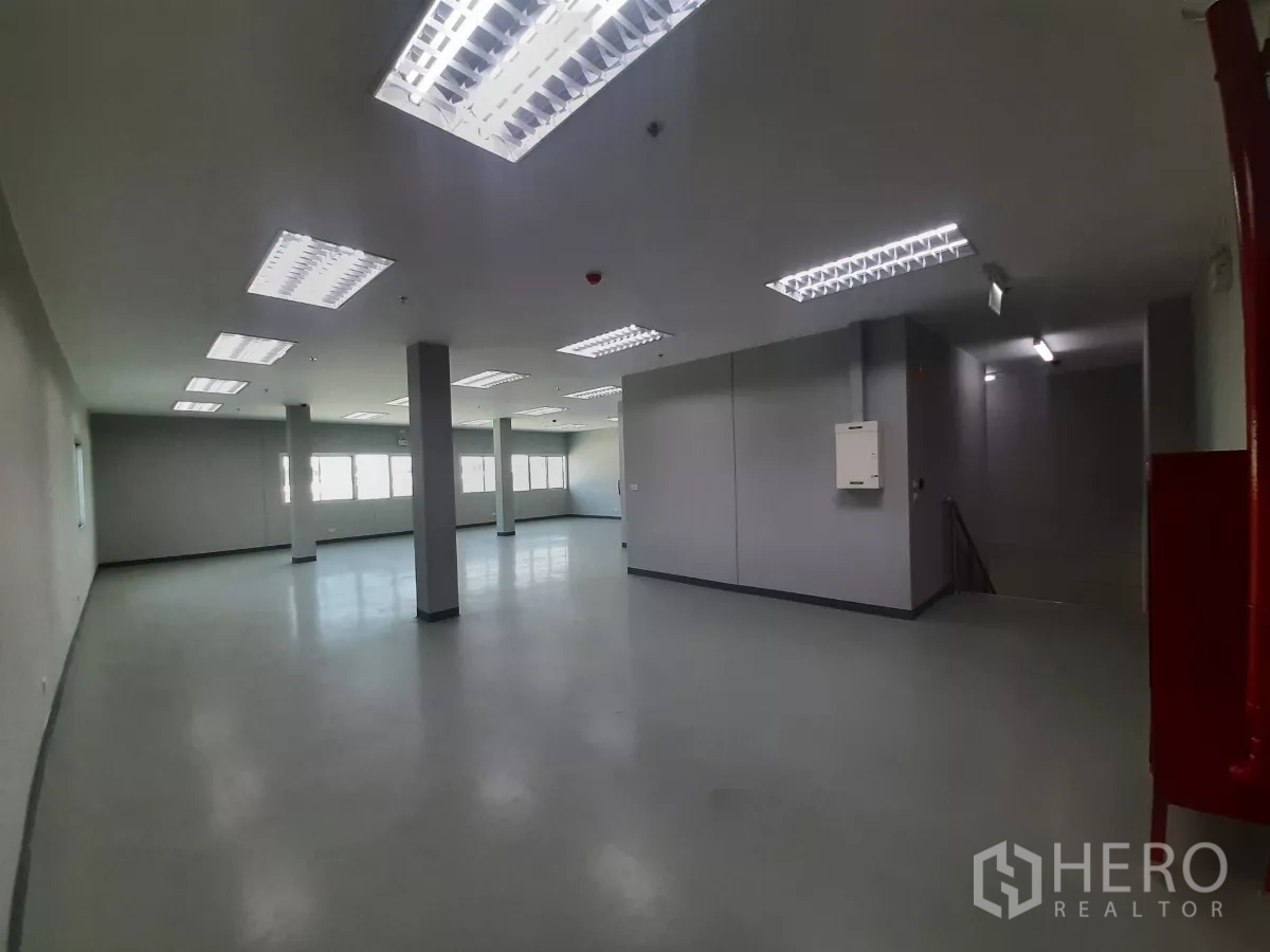 โรงงาน ให้เช่าในBang Lamung, Chon Buri - ชั้นสำนักงานพร้อมทางขึ้นบันไดและผนังกระจกยาวรับแสงธรรมชาติ