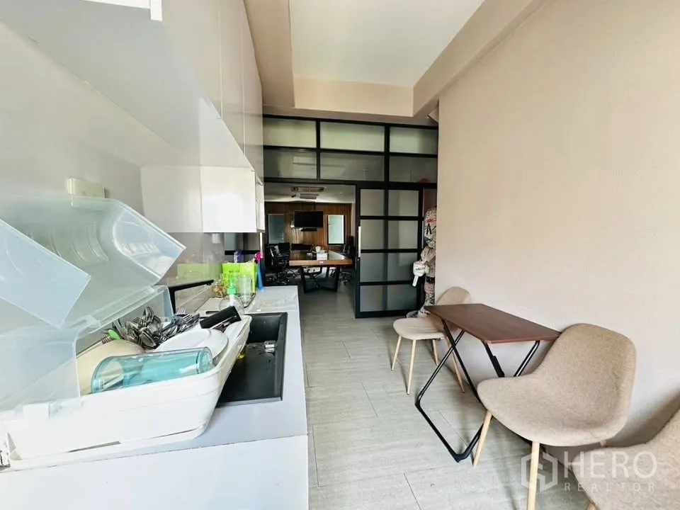 อาคารพาณิชย์ for sale in Watthana, Bangkok - แพนทรีพร้อมซิงก์ เชื่อมต่อห้องทำงาน/ห้องประชุมกั้นกระจก