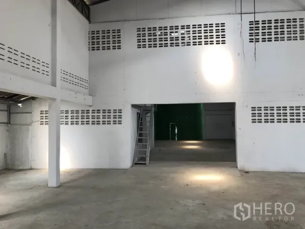 货栈 出租或出售在Khlong Luang, Pathum Thani - 仓库通道区，通风砖墙与小楼梯，通向另一处大厅。