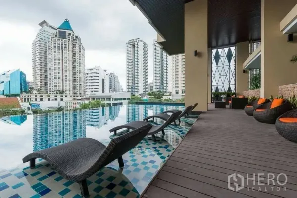 คอนโด ให้เช่าในSathon, Bangkok - สระว่ายน้ำอินฟินิตี้พร้อมเตียงนอนริมสระและวิวเส้นขอบฟ้า ย่านสาทร ใกล้บีทีเอสช่องนนทรี