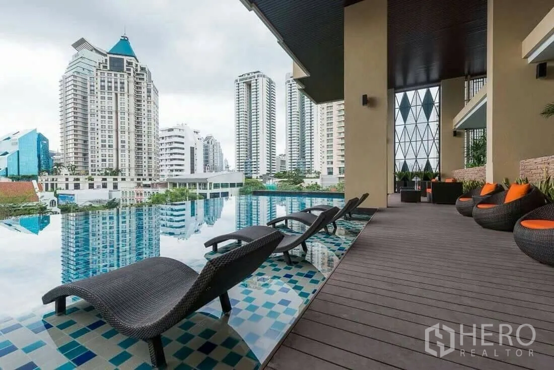 คอนโด ให้เช่าในSathon, Bangkok - สระว่ายน้ำอินฟินิตี้พร้อมเตียงนอนริมสระและวิวเส้นขอบฟ้า ย่านสาทร ใกล้บีทีเอสช่องนนทรี