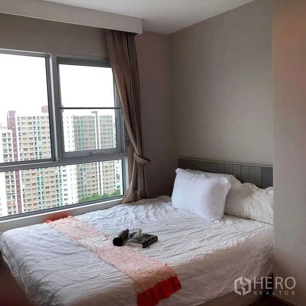 คอนโด ขายในHuai Khwang, Bangkok - ห้องนอนมุมอาคาร เตียงคู่ หน้าต่างสองด้าน มองเห็นวิวเมือง