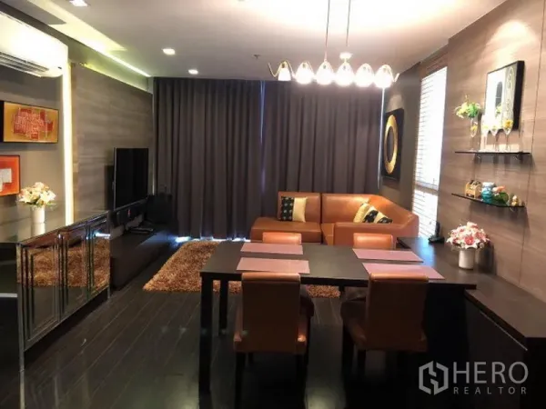 公寓 出租或出售在Watthana, Bangkok - 开放式起居区，电视柜与四人餐桌，氛围照明