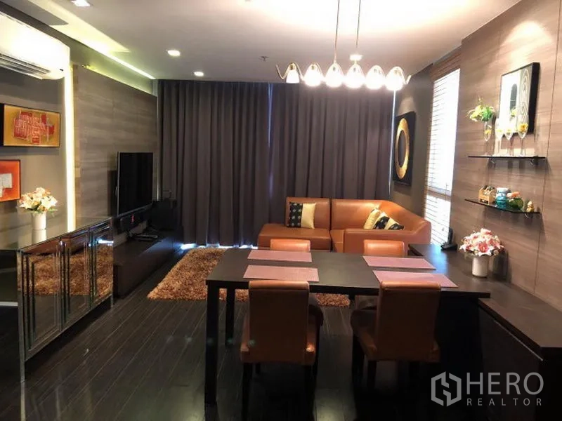 公寓 出租或出售在Watthana, Bangkok - 开放式起居区，电视柜与四人餐桌，氛围照明