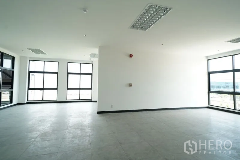 Warehouse for rent in Khlong Luang, Pathum Thani - Bright office space inside the warehouse with large windows, tiled flooring, and ceiling lighting in Khlong Luang.