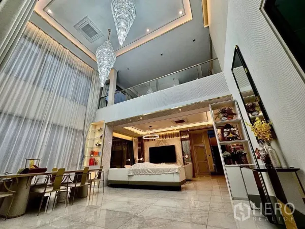 Detached House for sale in Saphan Sung, Bangkok - Double-height living room with crystal chandeliers, floor-to-ceiling curtains and mezzanine.