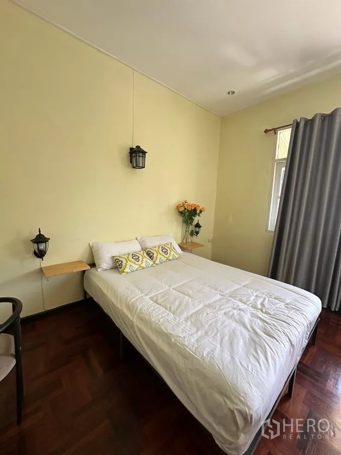 带办公室的家 出租在Suan Luang, Bangkok - 紧凑卧室，双人床、床侧搁板与窗帘。