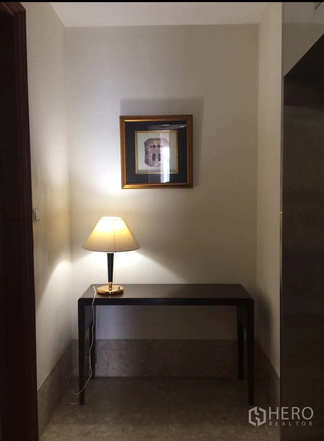公寓 出租在Watthana, Bangkok - 走廊角落的玄关台、台灯与装饰画。