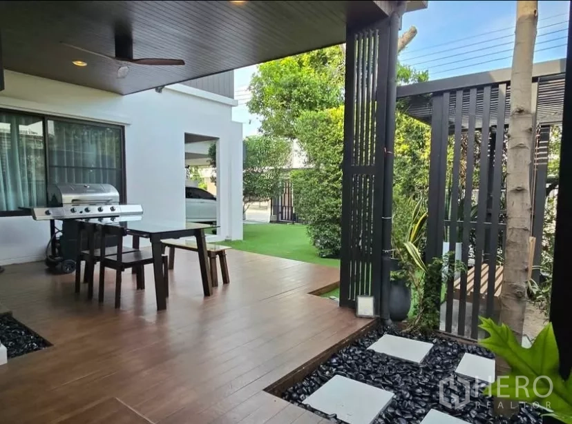 Detached House for rent in Bang Phli, Samut Prakan - Covered deck facing green lawn and garden beside the house