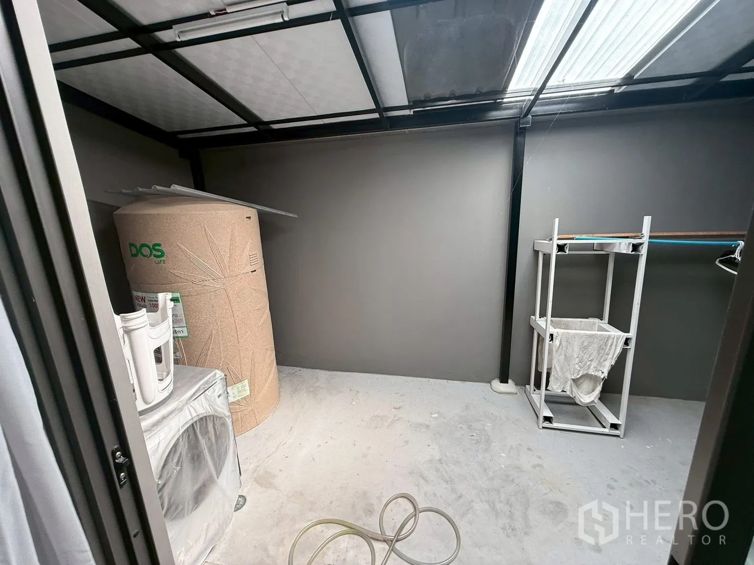 联排别墅 for rent in Bang Phli, Samut Prakan - 带顶洗衣区，配有蓄水箱、洗衣机和晾衣架。