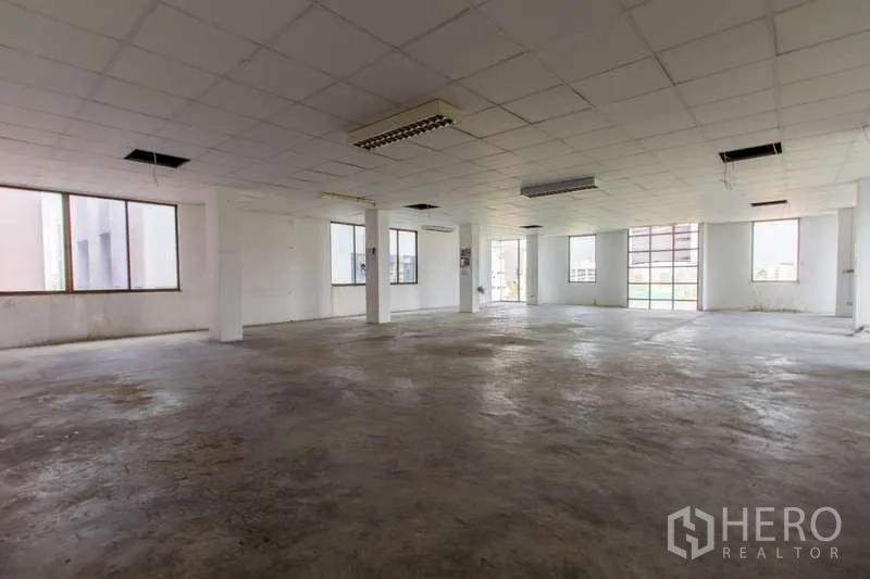สำนักงาน ให้เช่าหรือขายในHuai Khwang, Bangkok - ชั้นสำนักงานเปิดโล่งพื้นคอนกรีตเปลือย มีหน้าต่างรอบด้านและเสา