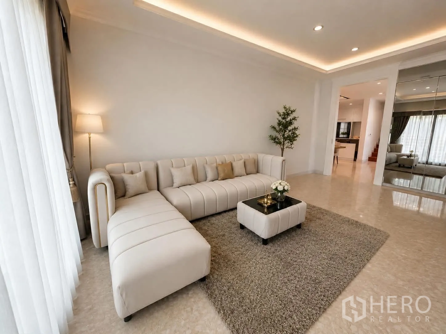 独栋房屋 for rent or sale in Saphan Sung, Bangkok - 客厅另一角度，沙发、镜面墙与地毯。