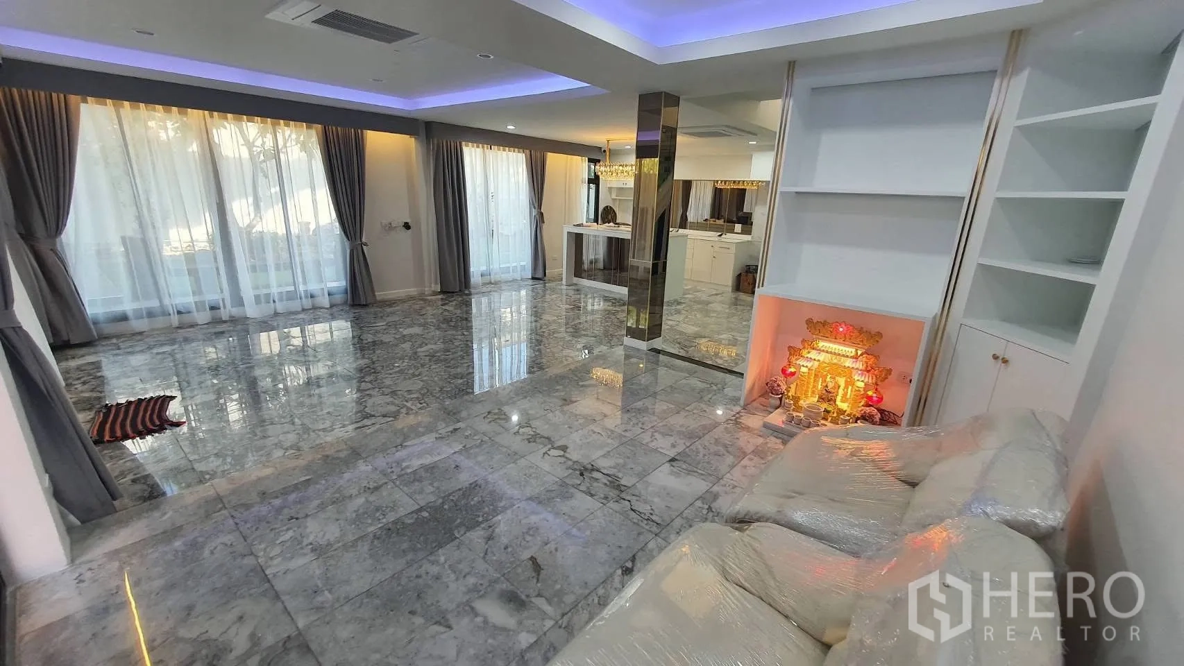 Detached House for rent in Lat Phrao, Bangkok - Covered carport and terrace with sliding glass doors and lighting.