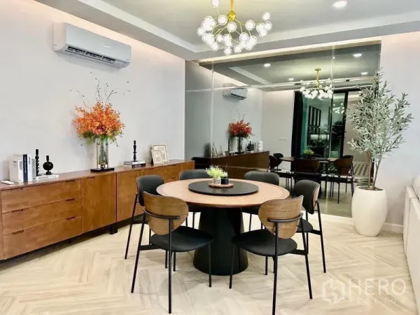 独立式住宅 出租在Lat Krabang, Bangkok - 餐厅配圆桌、设计感吊灯和镜面装饰墙