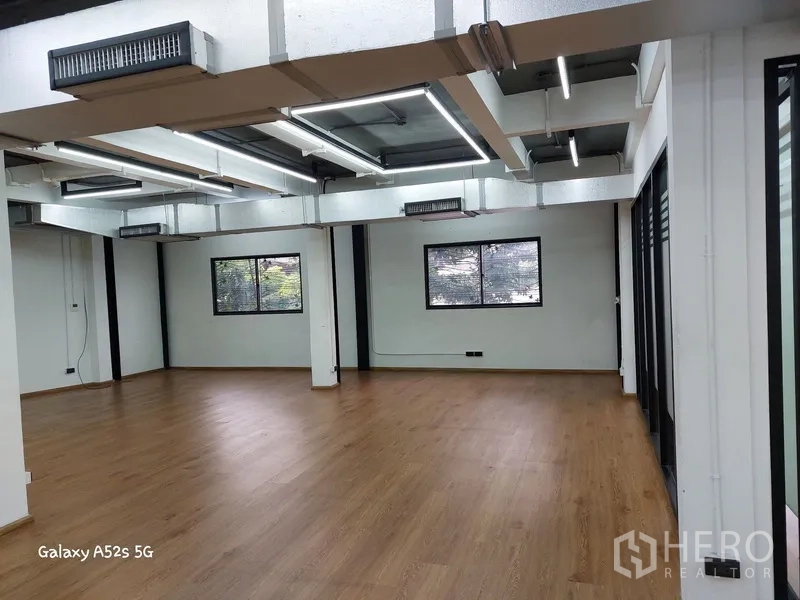 สำนักงานที่บ้าน ให้เช่าในKhlong Toei, Bangkok - พื้นที่ทำงานรับแสงดี มีหน้าต่าง เพดานสไตล์อุตสาหกรรมและระบบแอร์เดินท่อ