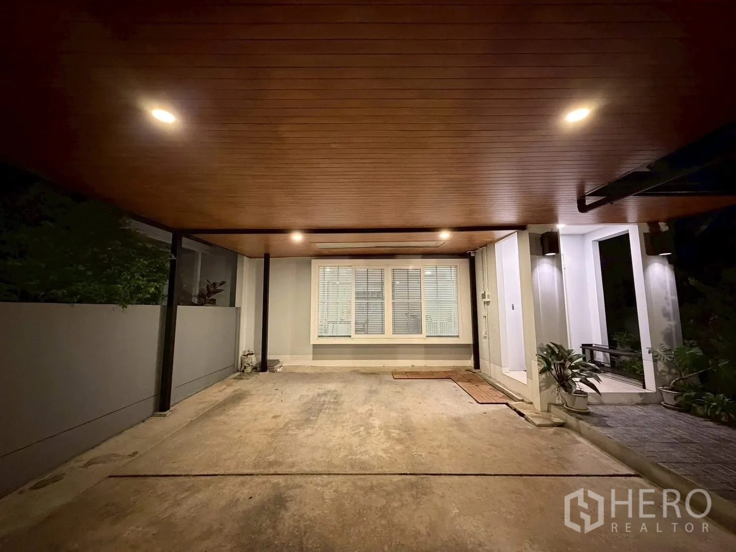 半独立式住宅 for rent in Prawet, Bangkok - 带木质天花与嵌灯的有顶车棚，旁连入户门