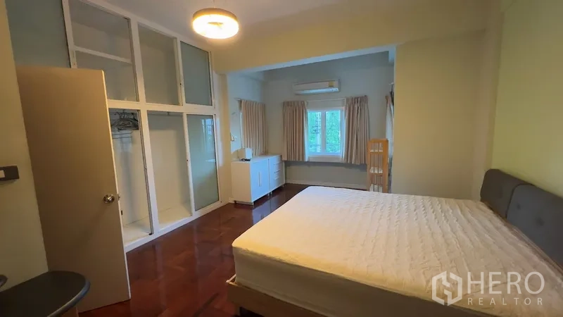 联排别墅 出租或出售在Khlong Toei, Bangkok - 另一间明亮卧室，带内置衣柜与空调