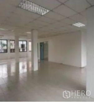 Retail Space for rent in Pathum Wan, Bangkok - Open-plan retail interior with tiled floors, white columns, grid ceiling lights and large windows.