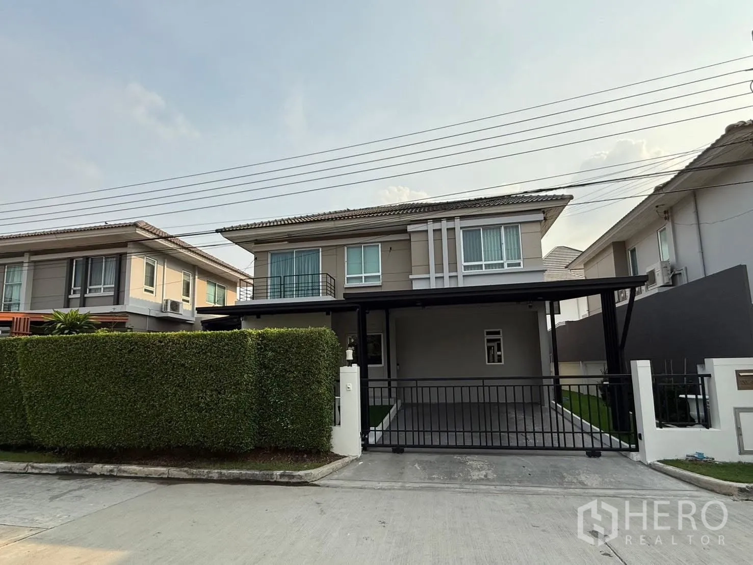 独栋房屋 for rent in Prawet, Bangkok - 现代两层独栋外观，带大门车棚与高绿篱