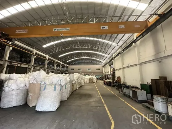 工厂 出租或出售在Khlong Luang, Pathum Thani - 主生产车间，配10吨桥式起重机与拱形钢屋顶。