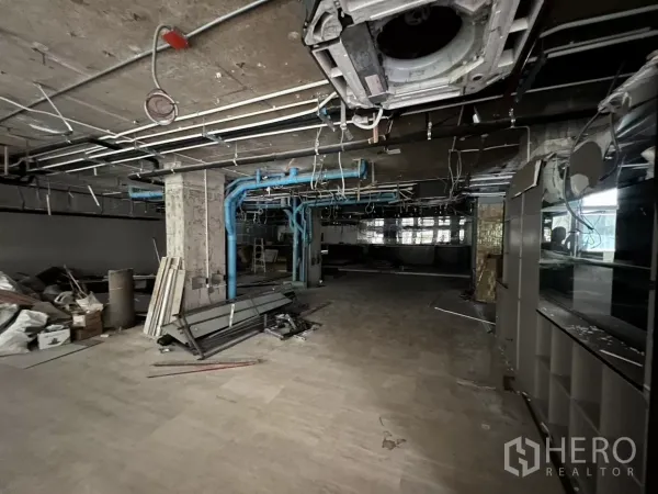 Retail Space for rent in Khlong Toei, Bangkok - Raw interior with exposed ceiling ducts, blue plumbing and an open floor plate.
