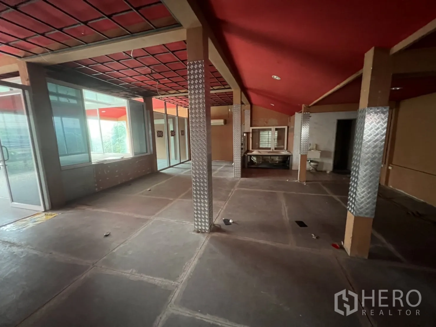 Shophouse for rent in Watthana, Bangkok - Narrow service alley with concrete walls, utilities and natural light at the end.
