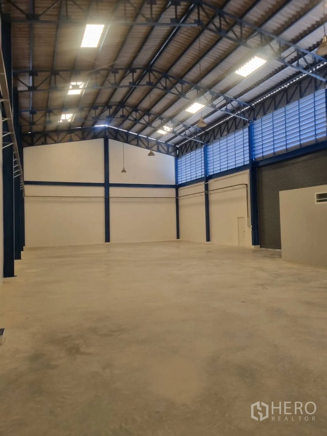 仓库 for rent in Thepharak, Nakhon Ratchasima - 宽阔仓库地面与钢结构桁架及工业照明。