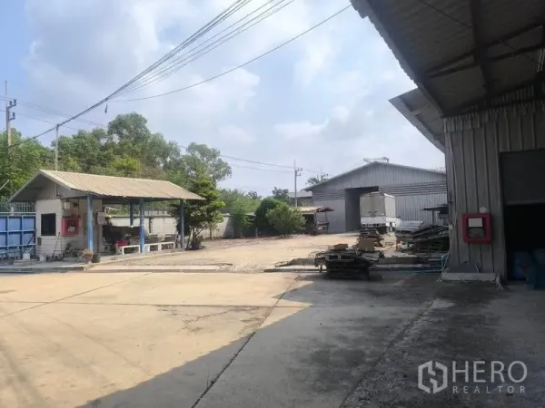 คลังสินค้า ให้เช่าในLat Lum Kaeo, Pathum Thani - พื้นที่ทางเข้า มีป้อมยาม อาคารโกดังแยก และพื้นที่เก็บของกลางแจ้ง