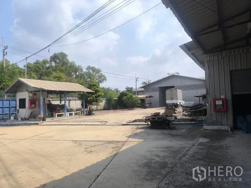 คลังสินค้า ให้เช่าในLat Lum Kaeo, Pathum Thani - พื้นที่ทางเข้า มีป้อมยาม อาคารโกดังแยก และพื้นที่เก็บของกลางแจ้ง